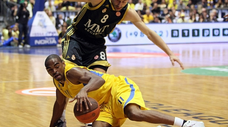 Alans Andersons cīņā ar "Real" saspēles vadītāju Marko Jariču
Foto: AFP