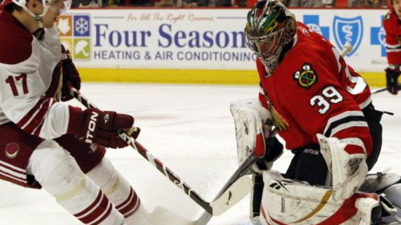 Radims Vrbata pie Kristobala Hueta vārtiem 
Foto: AP/Scanpix