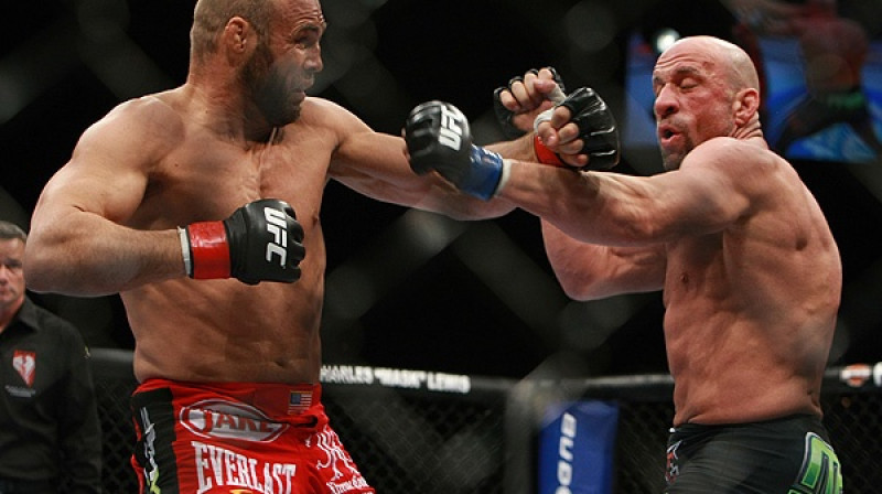Rendijs Kotjurs (pa kreisi) "bombardē" Marku Kolemanu
Foto: sherdog.com