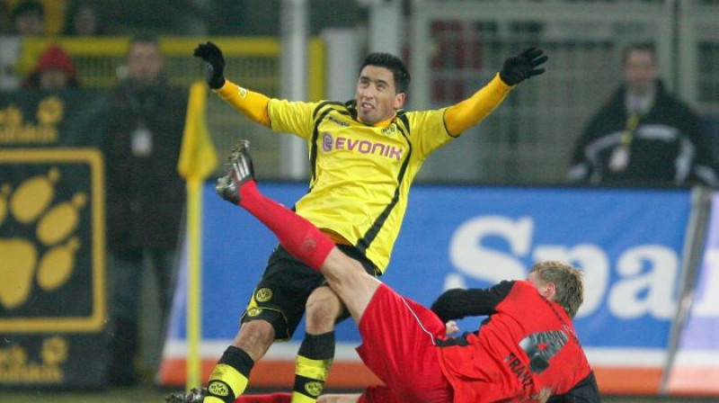 "Eintracht" futbolists Maiks Francs mēģina
apturēt dortmundieti Lukasu Bariosu
Foto: AP/Scanpix