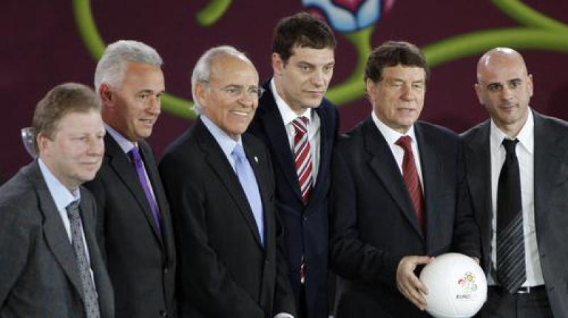Aleksandrs Starkovs (pa kreisi) ar pārējiem grupas pārstāvjiem
Foto: AP/Scanpix