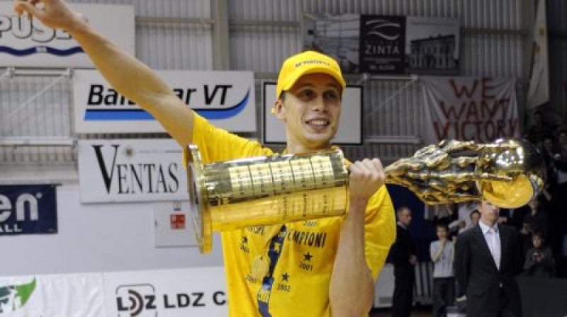 Akselis Vairogs ar čempiona kausu rokās. Viņš vēlas to atkal izcīnīt tieši Ventspilī.
Foto: Romāns Kokšarovs, Sporta Avīze