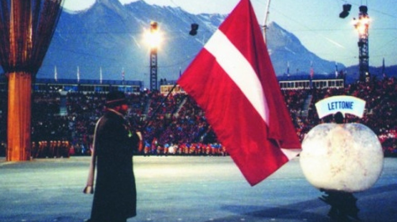 Pirmajās olimpiskajās spēlēs pēc neatkarības atjaunošanas Albervilā 1992.gadā karogs tika uzticēts bobslejistam Jānim Ķipuram.