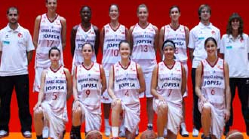 Laine Kurpniece #13 un "Arranz Jopisa Burgos"; sezonas pirmajā pusē komandā spēlēja Anita Teilāne #17, kura pārcēlusies uz Šveici
Foto: feb.es