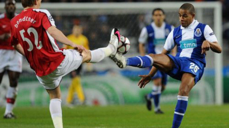 Niklasa Bendtnera un Fernando divcīņa par bumbu
Foto: AP/Scanpix