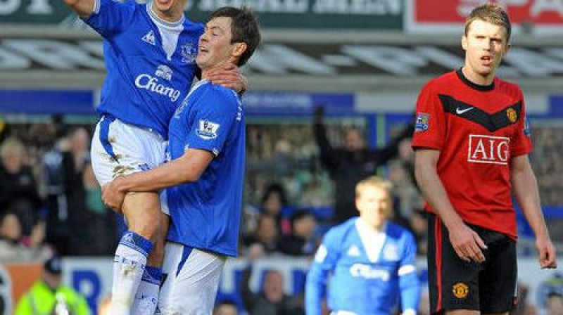 Pirmo "Everton" vārtu autors Dinijars Biljaletdinovs tur rokās priecīgo Leonu Osmanu
Foto: AFP/Scanpix