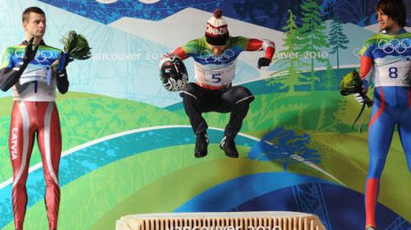No kreisās - Martins Dukurs, Tims Montgomerijs un Aleksandrs Tretjakovs
Foto: AFP/Scanpix