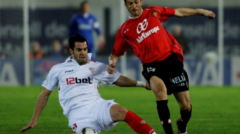 Alvaro Negredo ("Sevilla") cīņā ar Luisu Marti ("Mallorca")
Foto: AP/ Scanpix Sweden