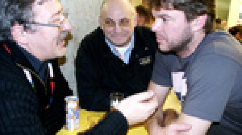 Rubrikas autors, draugs no Vācijas Tonijs Valdmans un Jožefs Štumpels pie alus kausa.