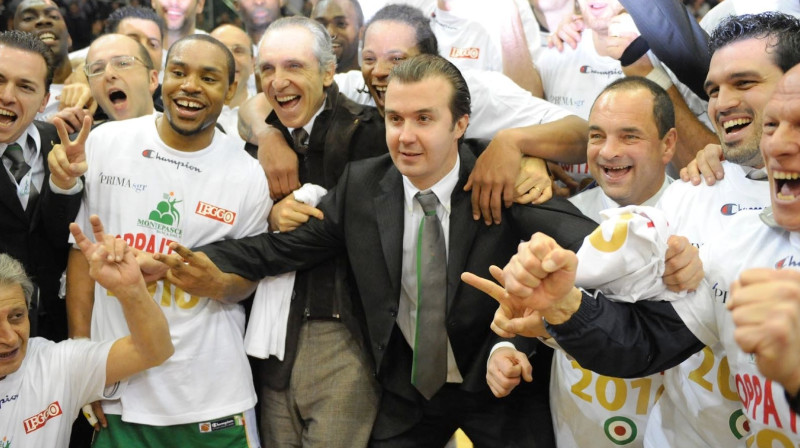 Sjēnas ''Montepaschi'', priecājoties par tikko iegūto trofeju.
Foto: Digitale/Scanpix