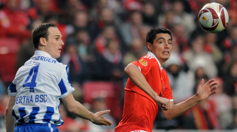 Stīvs von Bergers ("Hertha") pret Oskaru Kardoso
Foto: AFP