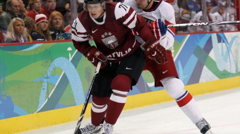 Georgijs Pujacs pret Otavas "Senators" uzbrucēju Milanu Mihaleku
Foto: AFP/Scanpix