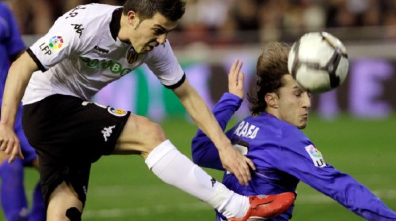 Davids Vilja ("Valencia") cīņā ar Rafa Lopesu ("Getafe")
Foto: AP/ Scanpix Sweden