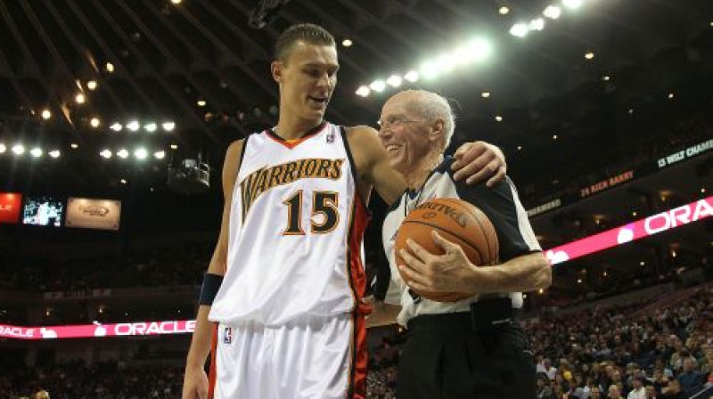 Andris Biedriņš tērzē ar tiesnesi 
Foto: AFP/Scanpix