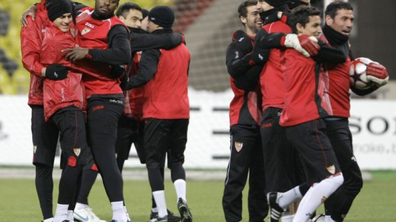 "Sevilla" futbolisti draudzīgi iesildās treniņā Lužņikos 
Foto: AP/Scanpix