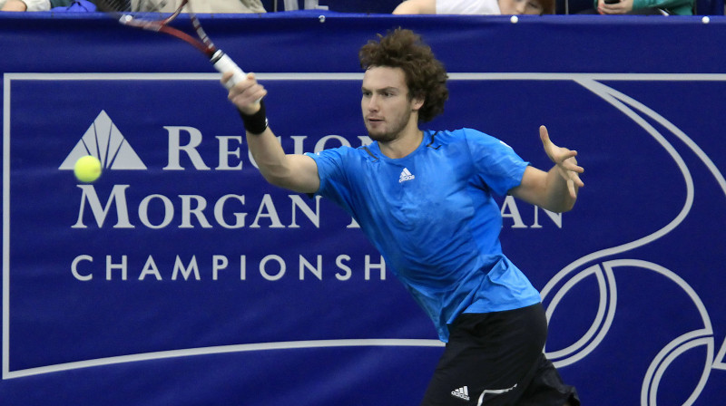 Šogad Ernesta Gulbja sistās bumbiņas aizvien biežāk krīt laukuma stūros, nevis aiz līnijas.

Foto: AP/Scanpix