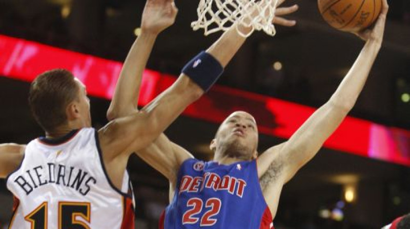 Andris Biedriņš mēģina apturēt Taišonu Prinsu 
Foto: AP/Scanpix