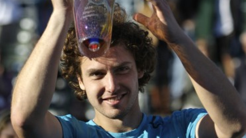 Pirmais kauss un platākais smaids Ernesta Gulbja karjerā.

Foto: Scanpix/F64