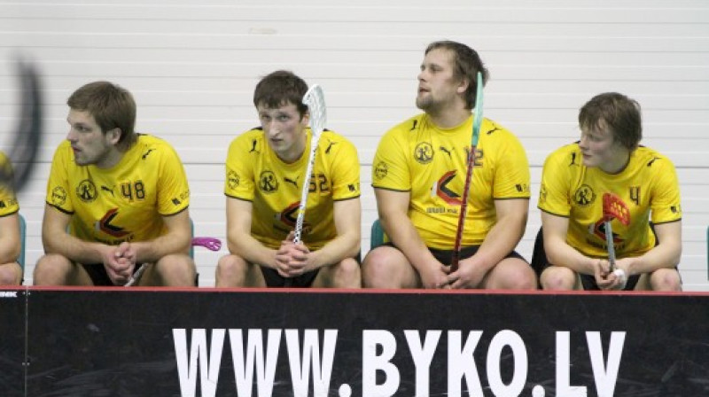 Jo vairāk komandā traumētu spēlētāju, jo biežāk laukumā jādodas pašam "Rubenes" trenerim Jānim Iņģistam (otrais no labās)...
Foto: Ritvars Raits, Sportacentrs.com