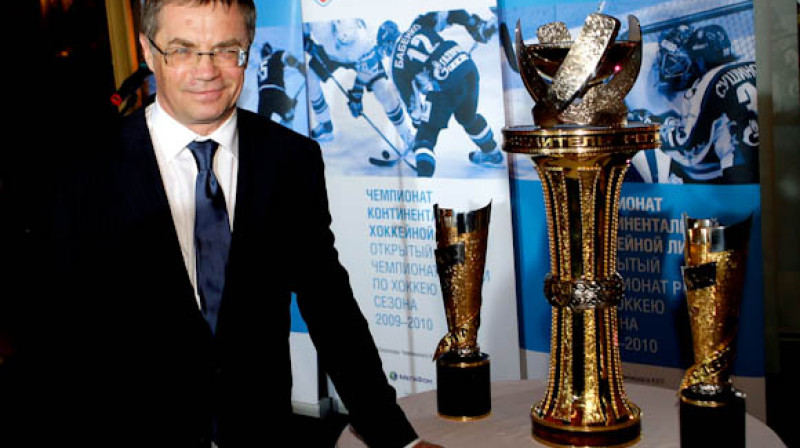 KHL prezidents Aleksandrs Medvedevs un pagaidām vēl tukšie kausi.
Foto: www.khl.ru