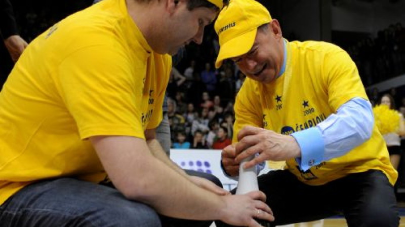 Ralfs Pleinics (no kreisās) BK ''Ventspils'' triumfa brīdī
Foto: Romāns Kokšarovs, Sporta Avīze