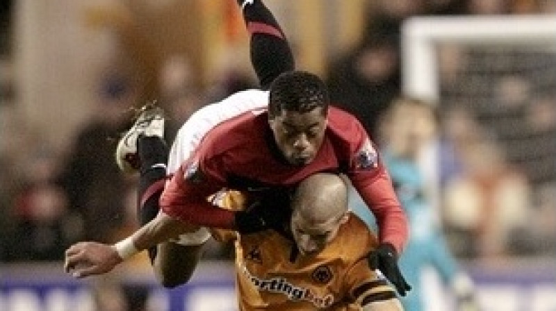 Patriss Evra uzlidojis Adlena Guedioras pleciem
Foto: EMPICS Sport/Scanpix