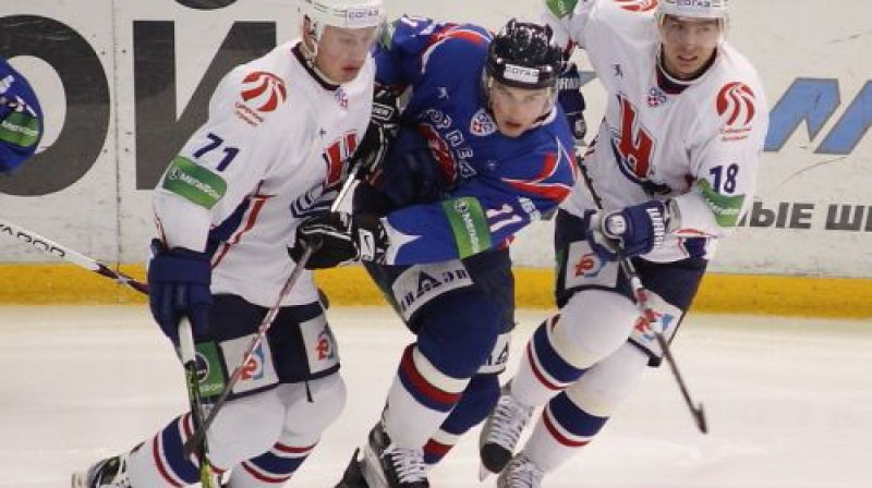 Latvijas izlases aizsargam Georgijam Pujacam (pirmais no kreisās) rītdien jāatrisina svarīgs jautājums - spēlēt vai nespēlēt ''play off''
Foto: hctorpedo.ru