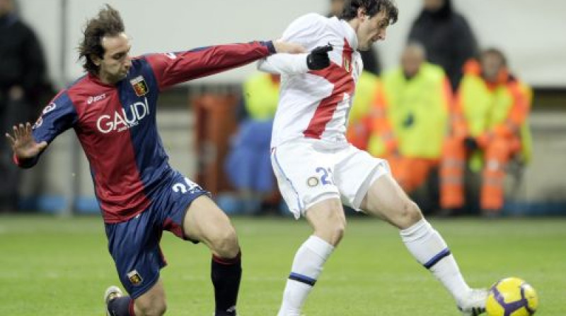 Djego Milito cīņā ar ''Genoa'' futbolistu
Foto: AFP