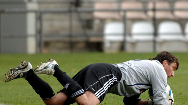 Aleksandrs Koliņko ļoti neveikli tvēra bumbu pēc Ganas izlases spēlētāja tālsitiena.
Foto: Romans Kokšarovs, Sporta Avīze, f64