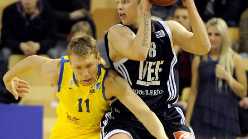Artūrs Strēlnieks aizsardzībā pret Ingus Bankevicu
Foto: Romāns Kokšarovs, Sporta Avīze, f64
