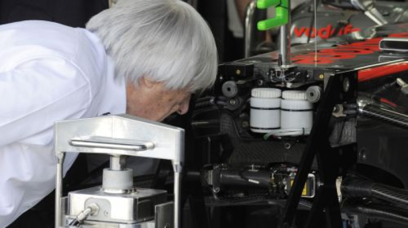 Bernijs Eklstons pēta "McLaren" formulu
Foto: AFP/Scanpix