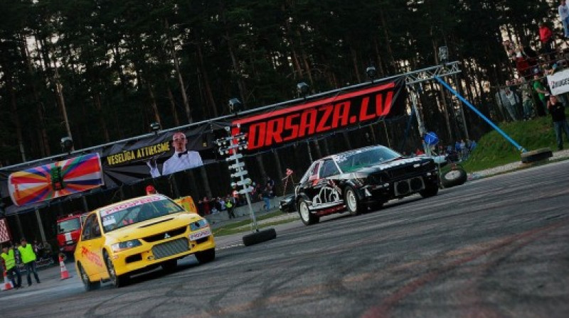 Vieni no ātrākajiem Latvijas Dragreisa braucējiem -
Māris Ozoliņš (''Mitsubishi Evo'') un Ilmārs Zausajevs ("Audi Carbon Destroyer")
