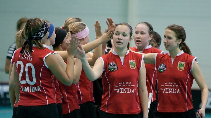 "Valmiera/Vinda" priecājās pēc panākuma.
Foto: Mārtiņš Šults, www.floorball.lv