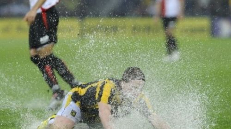Epizode no lietus dēļ pārtrauktā mača starp ''Feyenoord'' un ''Vitesse''
Foto: fcupdate.nl