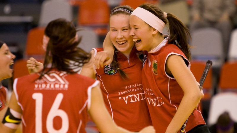 Pusfinālā pagaidam vienīgā pārsteiguma autores ir "Valmiera/Vinda" meitenes
Foto: Mārtiņš Šults, www.floorball.lv