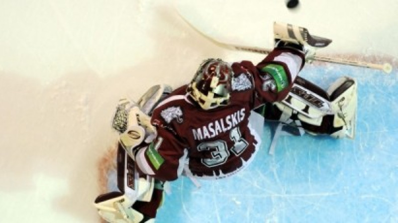 Rīgas Dinamo vārtsargs Edgars Masaļskis šajās dienās saņem labus piedāvājumus arī no citiem KHL klubiem...
Foto: Romans Kokšarovs, F64, SA+.