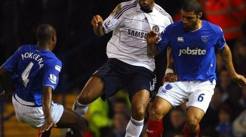 Didjē Drogba cīņā ar diviem portsmutiešiem
Foto: PA Wire/Scanpix