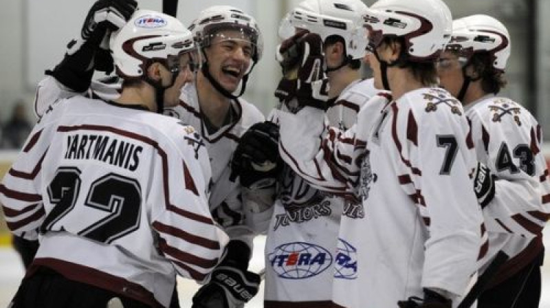 ''Dinamo/Juniors'' hokejisti atzīmē vārtu guvumu
Foto: Romāns Kokšarovs, Sporta Avīze, F64