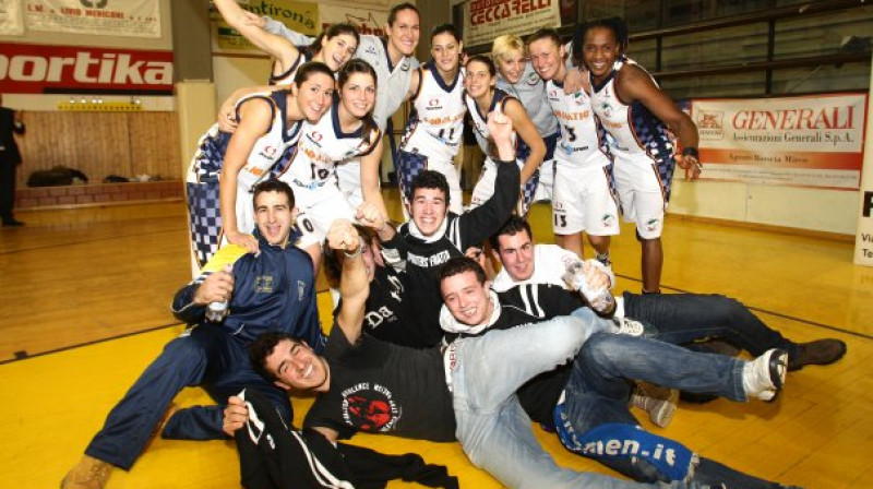 "Liomatic Umbertide" spēlētājas ar "fratta" - kluba faniem
Foto: umbertide.it