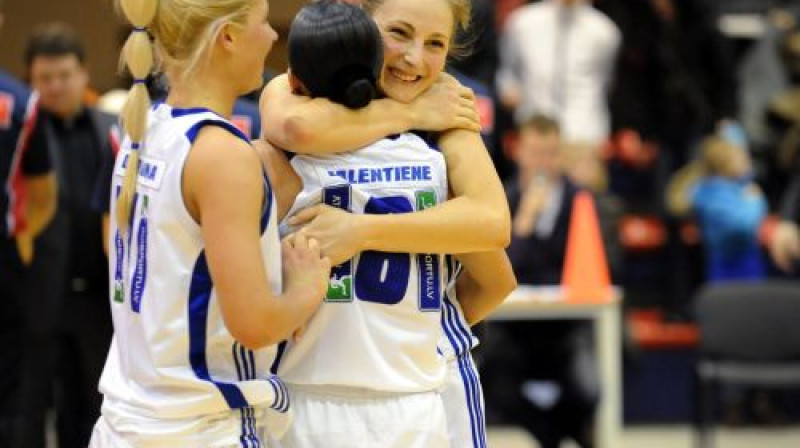 Diāna Ozoliņa, Rima Valentiene un Zane Zeltiņa priecājas - "Cēsis" atkal spēlēs finālā. 
Foto: skcesis.lv