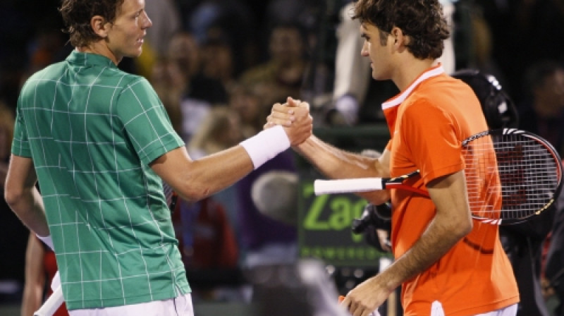 Rodžers Federers apsveic Tomasu Berdihu ar uzvaru
Foto: AP/Scanpix
