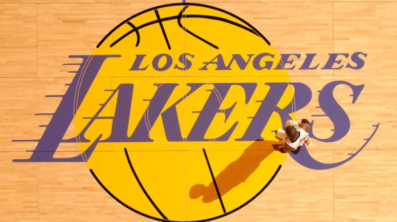Līdz šim Kobe Braients pārstāvējis tikai "Lakers" krāsas
Foto: AP