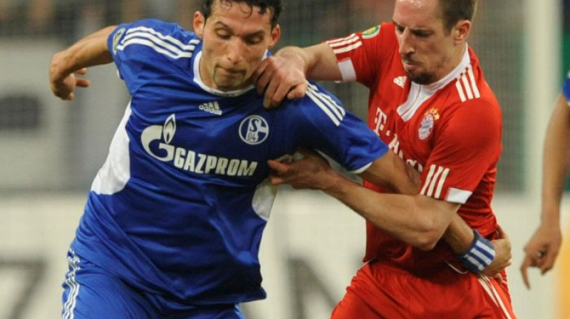 Abu komandu līderi - Kevins Kuranji ("Schalke 04")
un Franks Riberī ("Bayern") - šodien tiksies atkal
Foto: AFP/Scanpix