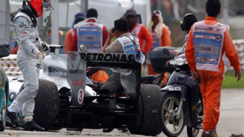 Mihaels Šūmahers pēta formulas aizmugurējo riteni
Foto: Digitale/Scanpix