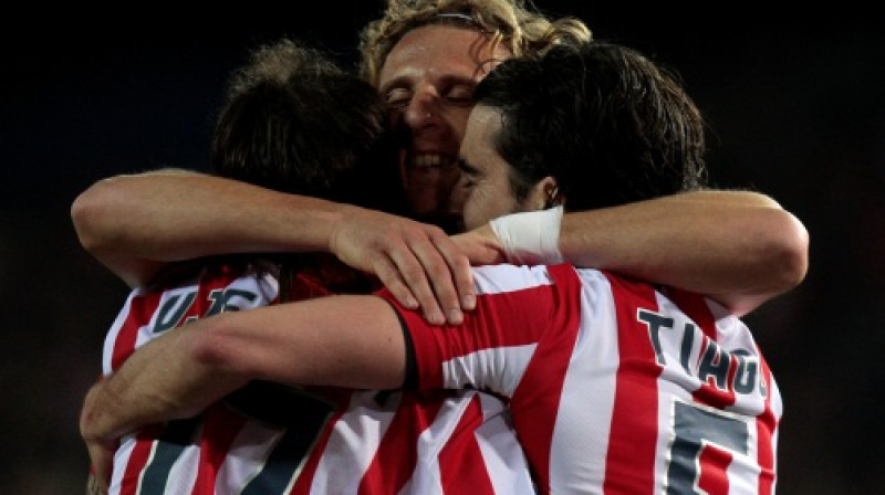 "Atletico" futbolisti atzīmē vārtu guvumu
Foto: AP/ Scanpix