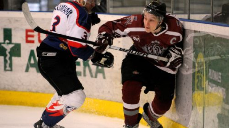 Kapteiņu cīņa - liepājnieks Vents Feldmanis pret rīdzinieku Jāni Straupi
Foto: Romāns Kokšarovs, Sporta Avīze, f64