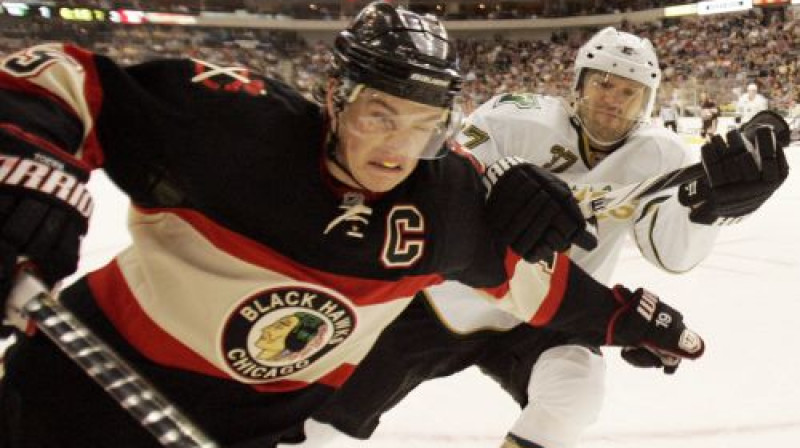 Kārlis Skrastiņš pret Džonatanu Tēvzu
Foto: AP/Scanpix