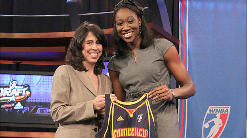 WNBA prezidente Donna Orender un Tina Charles
Foto: WNBA.com