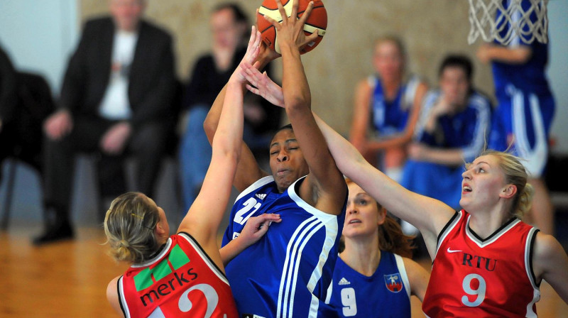 "RTU/Merks" LSBL pusfināla otrajā spēlē cienīgi pretojās SK "Cēsis"
#12 Daina Lazdeniece, #9 Dace Pokšāne
Foto: Zigismunds Zālmanis, skcesis.lv