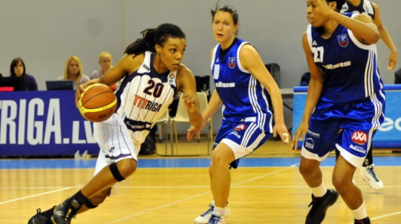 Tan White, "Connecticut Sun" un "TTT Rīga" aizsardze
Foto: Romualds Vambuts, Sportacentrs.com